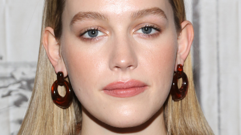 Victoria Pedretti relaxed circular earrings