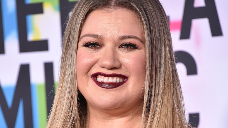 Kelly Clarkson smile 