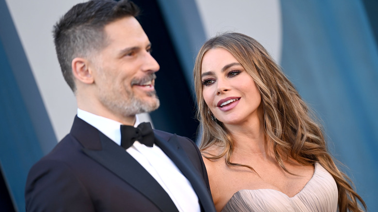 Joe Manganiello and Sofia Vergara posing