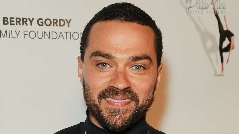 Jesse Williams posing at an event