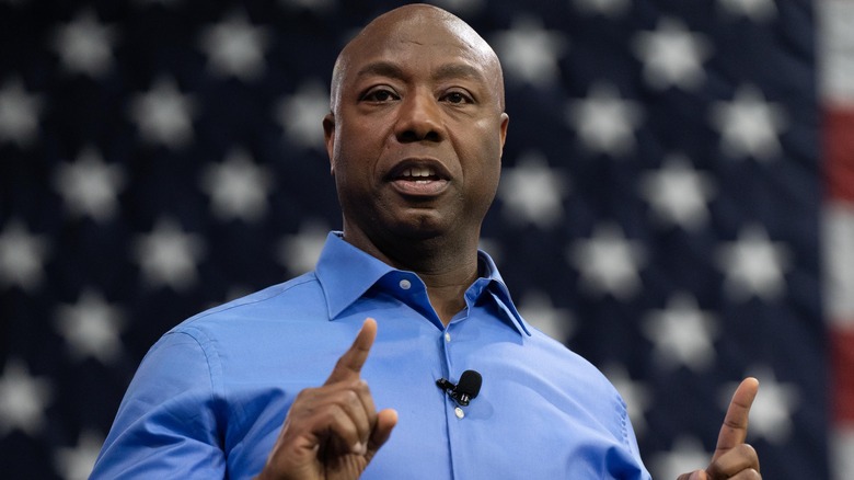 Tim Scott pointing fingers