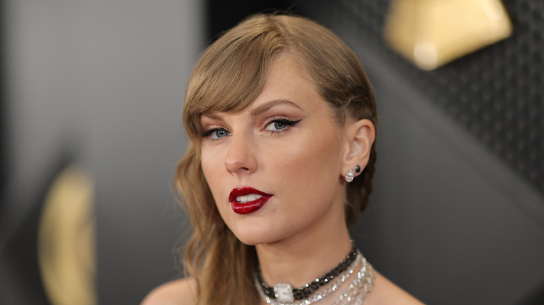 Taylor Swift red lipstick