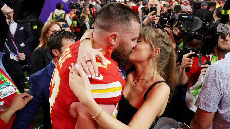 Travis Kelce kissing Taylor Swift